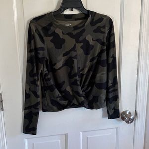 Old Navy Active cropped long sleeve shirt size S